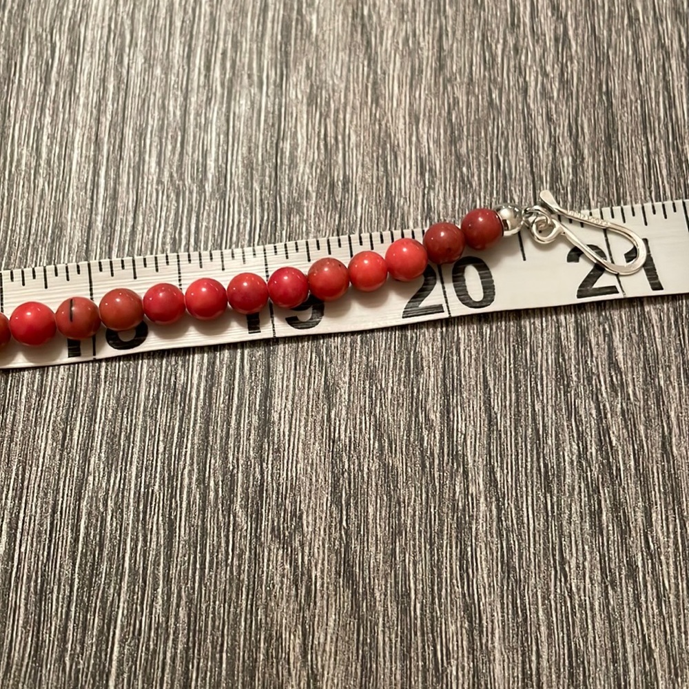Red stone necklace. - Picture 5 of 8